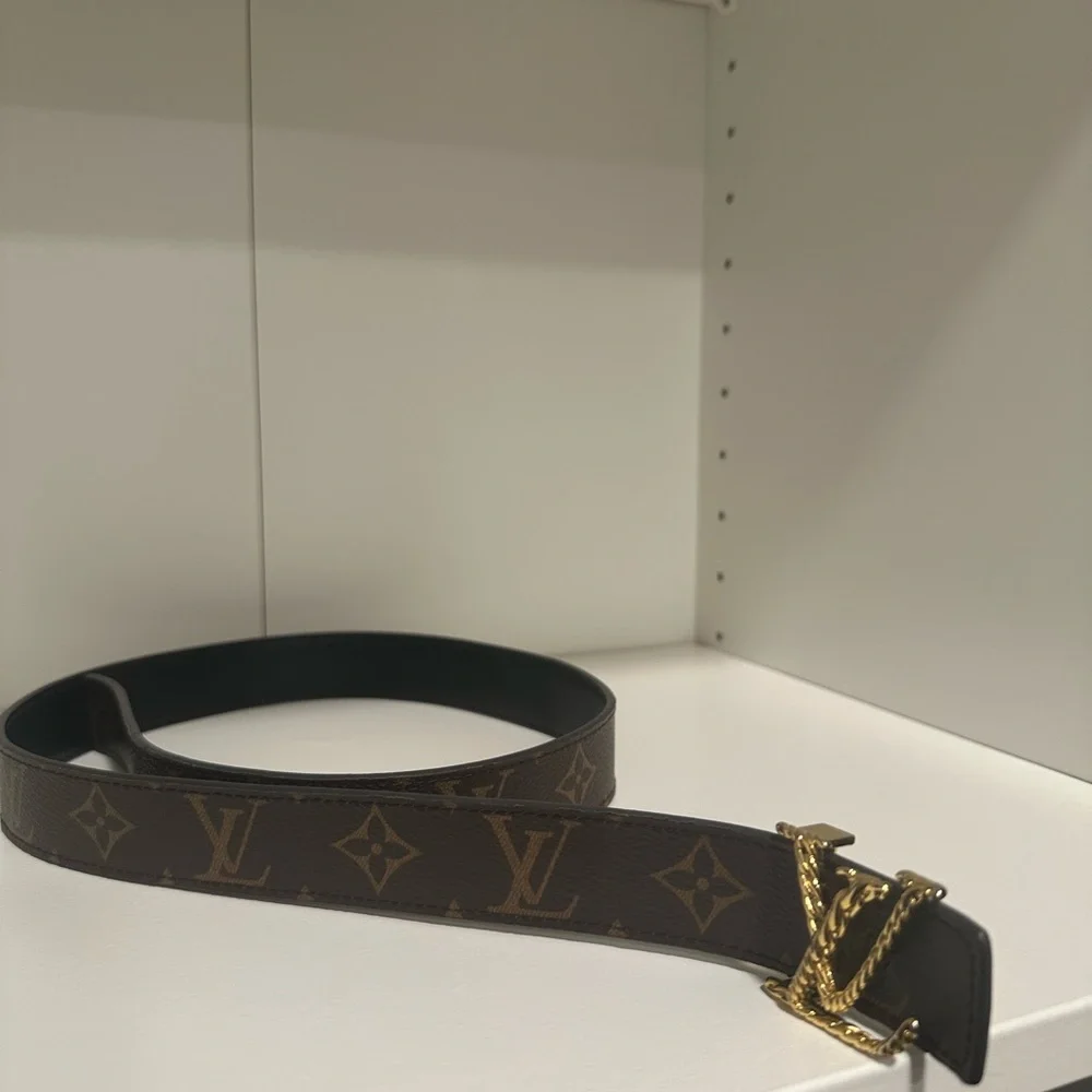 Louis Vuitton LV Initiales reversible belt with a gold-tone chain-link buckle - Picture 3 of 7